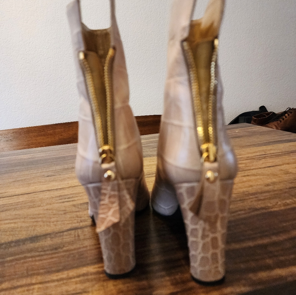 STUART WEITZMAN Beige CROC Print Embossed LEATHER Ankle Zip Heel BOOTS 9 M - Picture 2 of 7